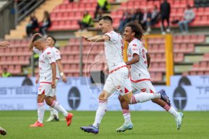 esultanza Lasagna dopo il gol a Cremona