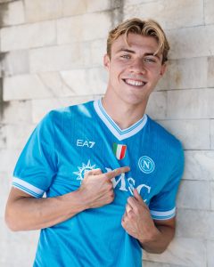 Il calciatore danese Højlund con la maglia del Napoli