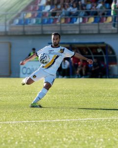 Un calciatore del Giuliano calcio in azione