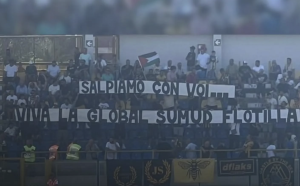 Striscione dei tifosi della Juve Stabia per la Flotilla
