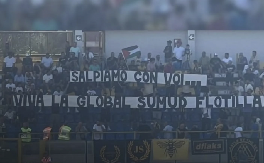 Striscione dei tifosi della Juve Stabia per la Flotilla