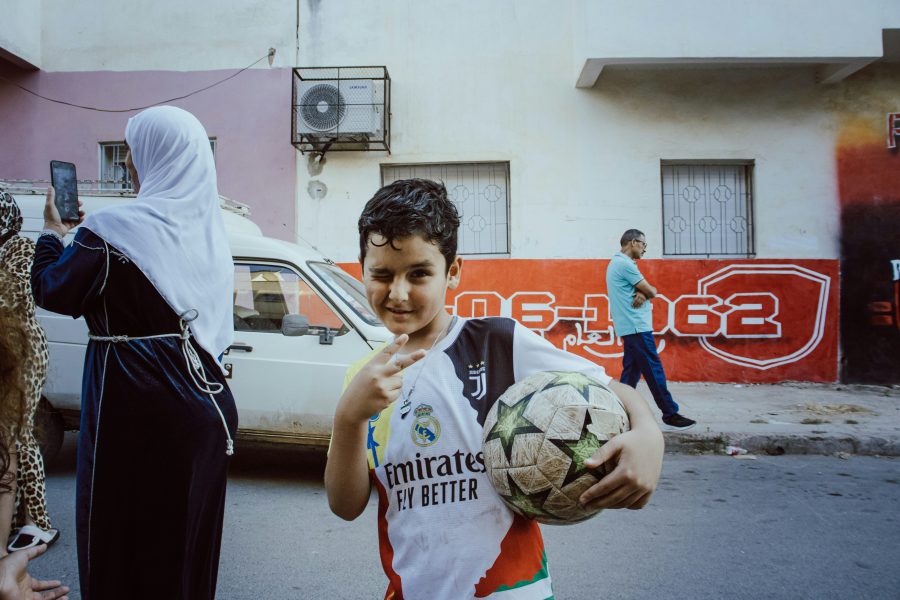 Bambini tunisino in strada. Foto di Othmane Ferrah