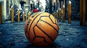 Super Santos in un vicolo di Napoli