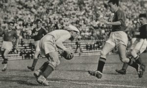 Julius Hjulin in azione contro Meazza