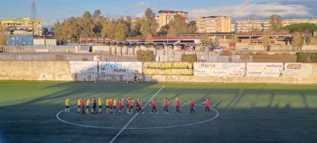 L'entrata in campo dei calciatori del Casarea e della Stella Rossa