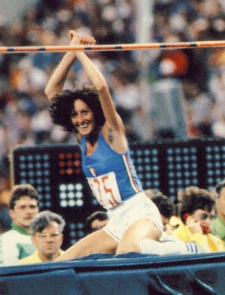 Sara Simeoni mentre valica l'asticella.