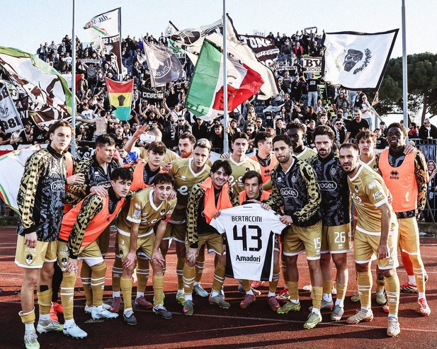 calciatori e tifosi del Cesena