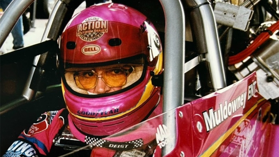 Primo piano degli occhi di Shirley Muldowney dietro la visiera del casco da gara, con sguardo intenso e concentrato prima della partenza.